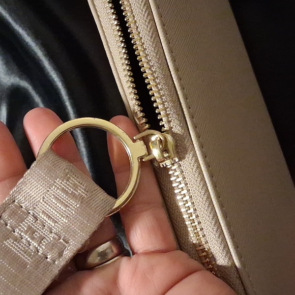Steve Madden Beige Wristlet with Gold Accents .like New - Picture 6 of 12